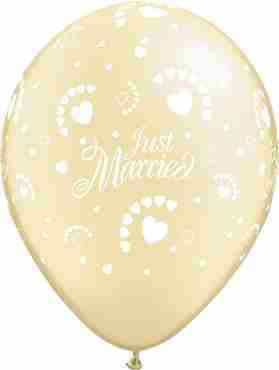 Just Married Hearts Pearl Ivory Latex Round 11in/27.5cm
